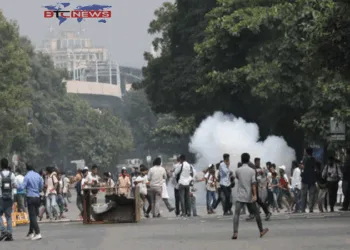 উত্তপ্ত সংসদ ভবন: জুলাই যোদ্ধা-আইনশৃঙ্খলা বাহিনীর সংঘর্ষ, সাউন্ড গ্রেনেড নিক্ষেপ