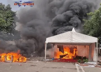 আহত বেশ কয়েকজন: মানিক মিয়া এভিনিউ রণক্ষেত্র, পুলিশের সঙ্গে সংঘর্ষ-ভাঙচুর-অগ্নিসংযোগ