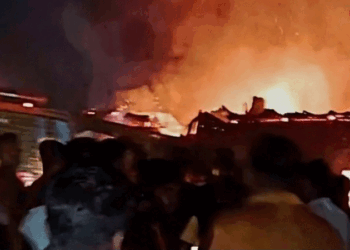 বোয়ালমারীতে বাজারে ভয়াবহ আগুন, পুড়ল ১৭টি দোকান