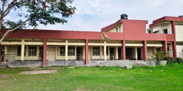 পিরোজপুরে বিদ্যালয় যাওয়ার পথে প্রধান শিক্ষকের সমানে যুবলীগ নেতার স্ত্রীর হাতে স্কুল ছাত্রী মারধরের শিকার